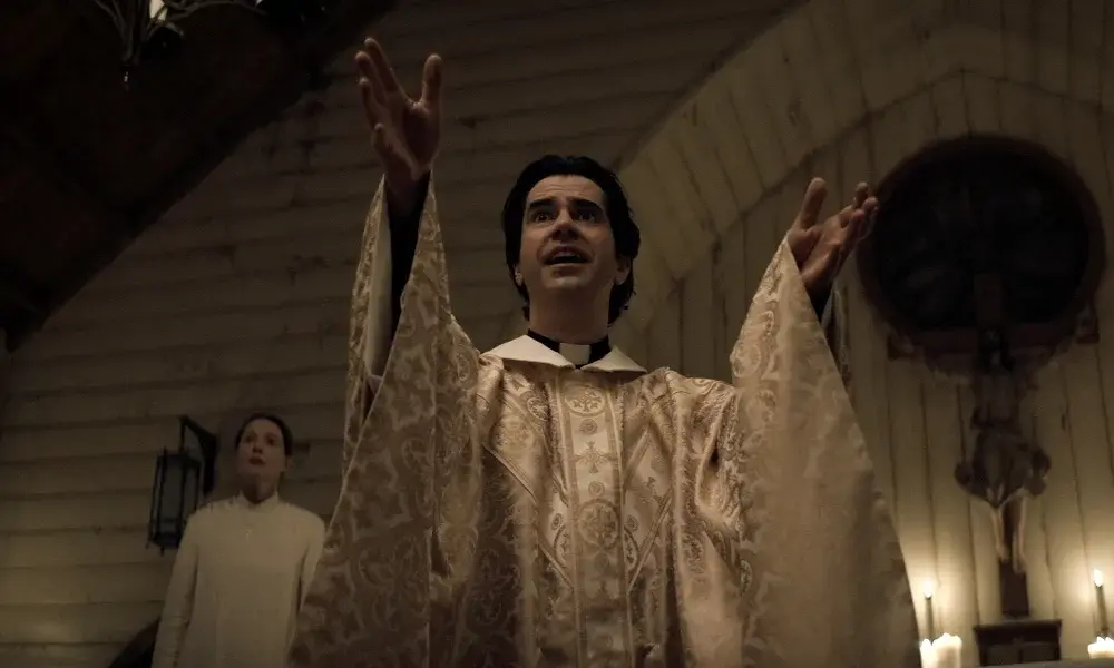 Nocna msza - recenzja serialu, który podzielił widzów: horror czy dramat?