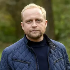 Najbogatszy aktor w Polsce: Jak Piotr Adamczyk zdobył fortunę?