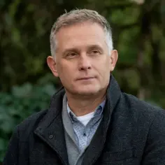 Artur Rogowski z M jak miłość: tajemnice, konflikty i relacje